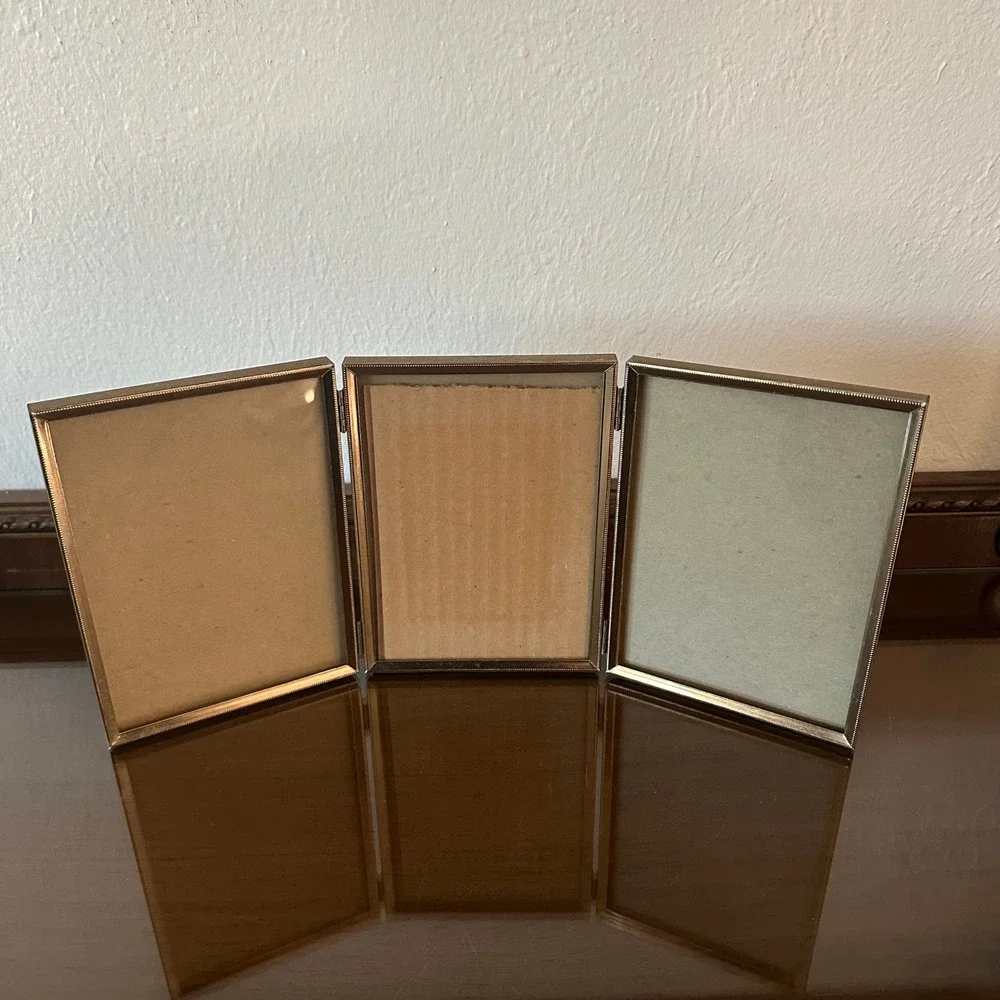 Vintage Gold‎ Metal Tri-Fold Hinged Picture Frame 5'' x 7'' Tabletop Display MCM